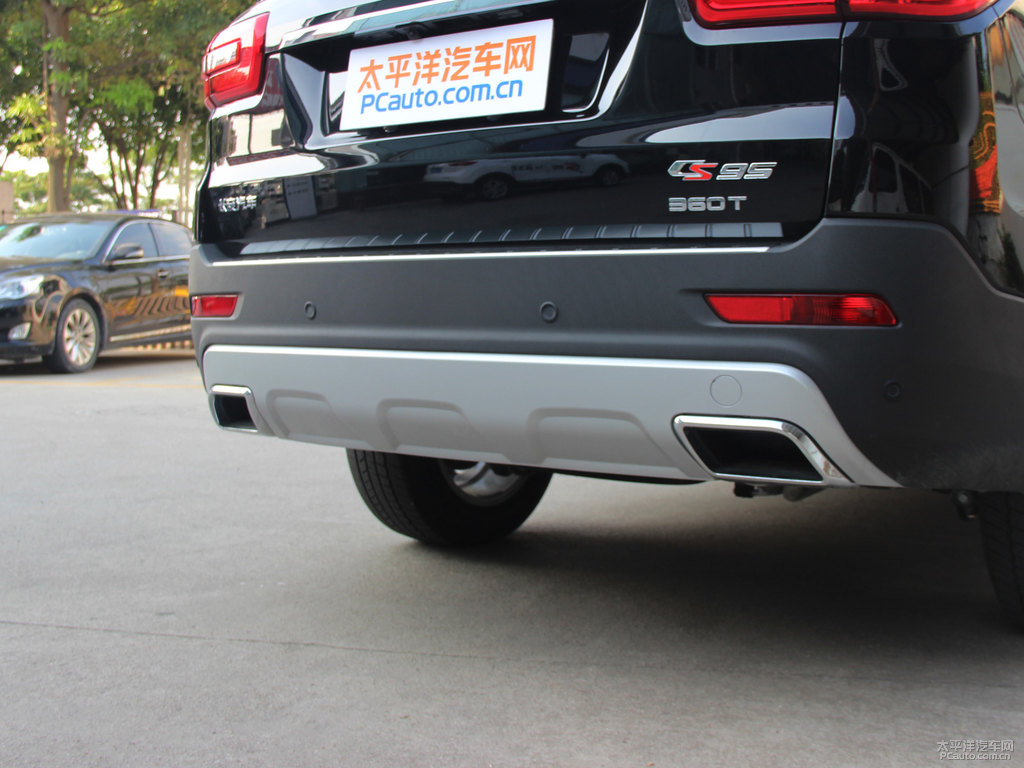 閃光尊貴黑長安CS95車尾外觀圖片