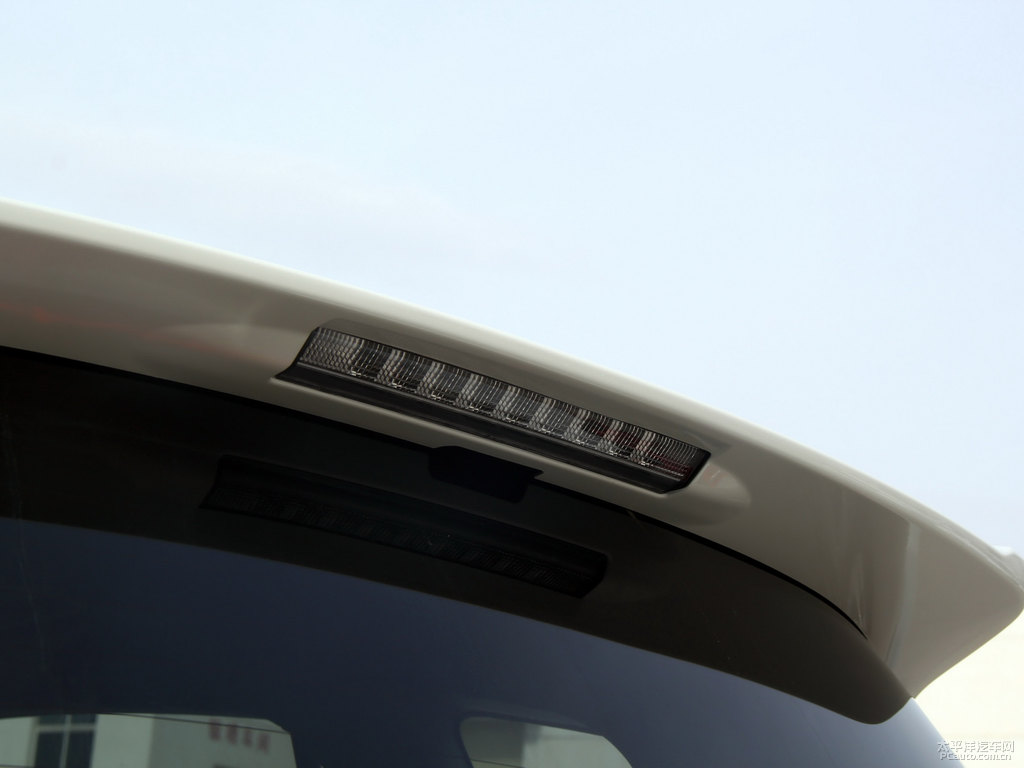珍珠白R(shí)AV4榮放車(chē)尾外觀圖片