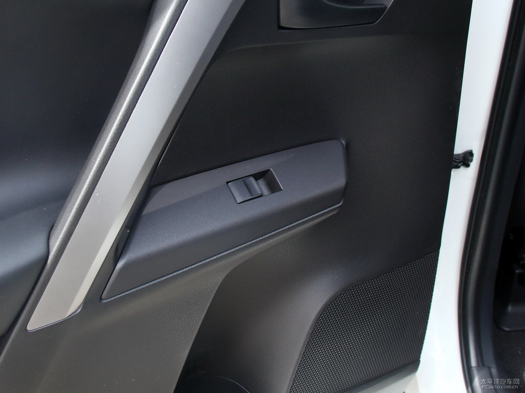 珍珠白RAV4榮放車廂內(nèi)飾圖片