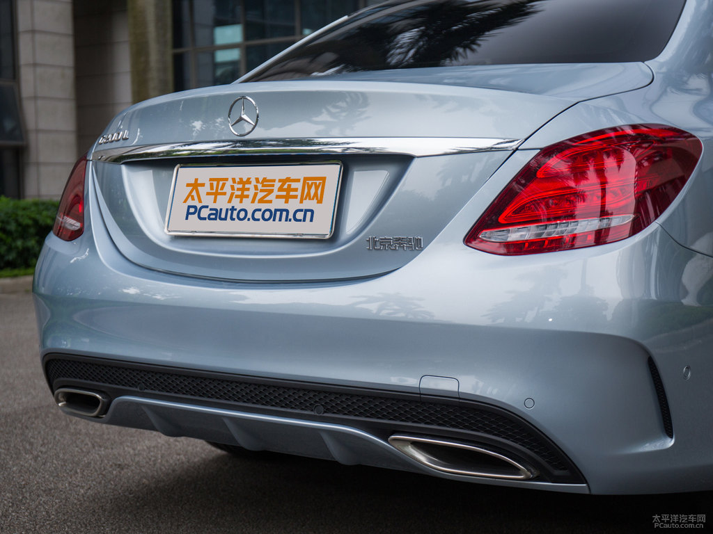 銥銀奔馳C級(jí)車尾外觀圖片