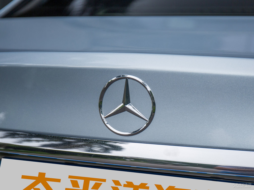 銥銀奔馳C級(jí)車尾外觀圖片