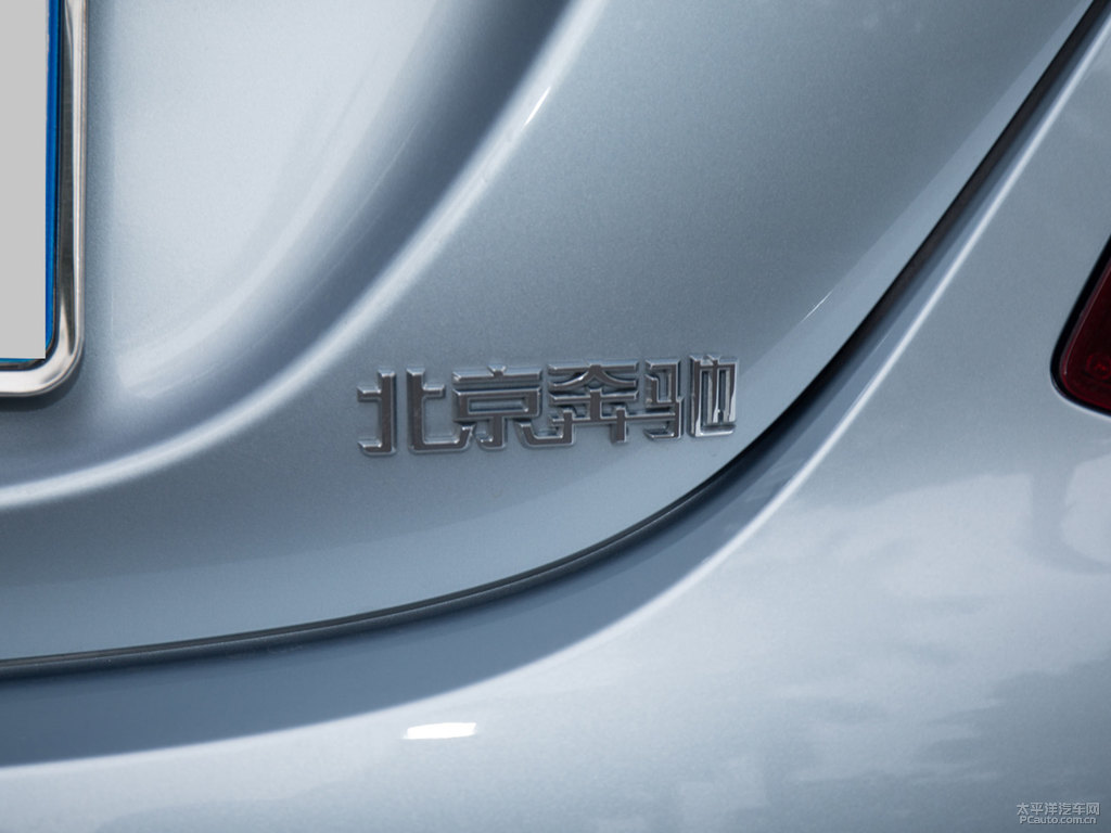 銥銀奔馳C級(jí)車尾外觀圖片