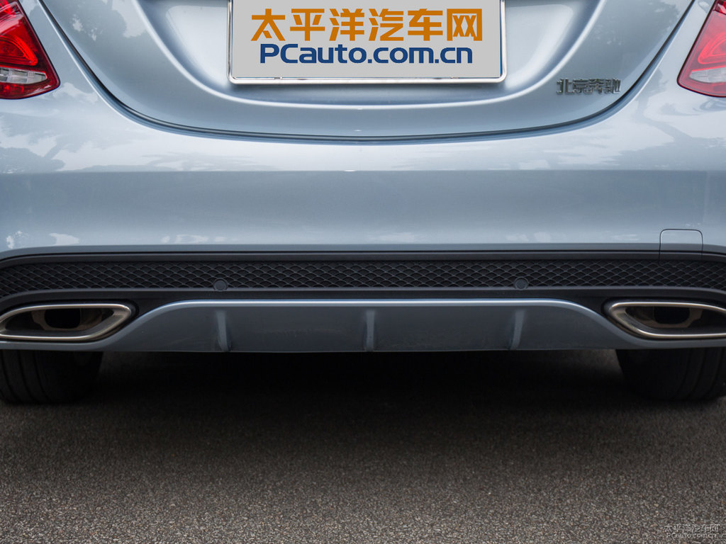 銥銀奔馳C級車尾外觀圖片