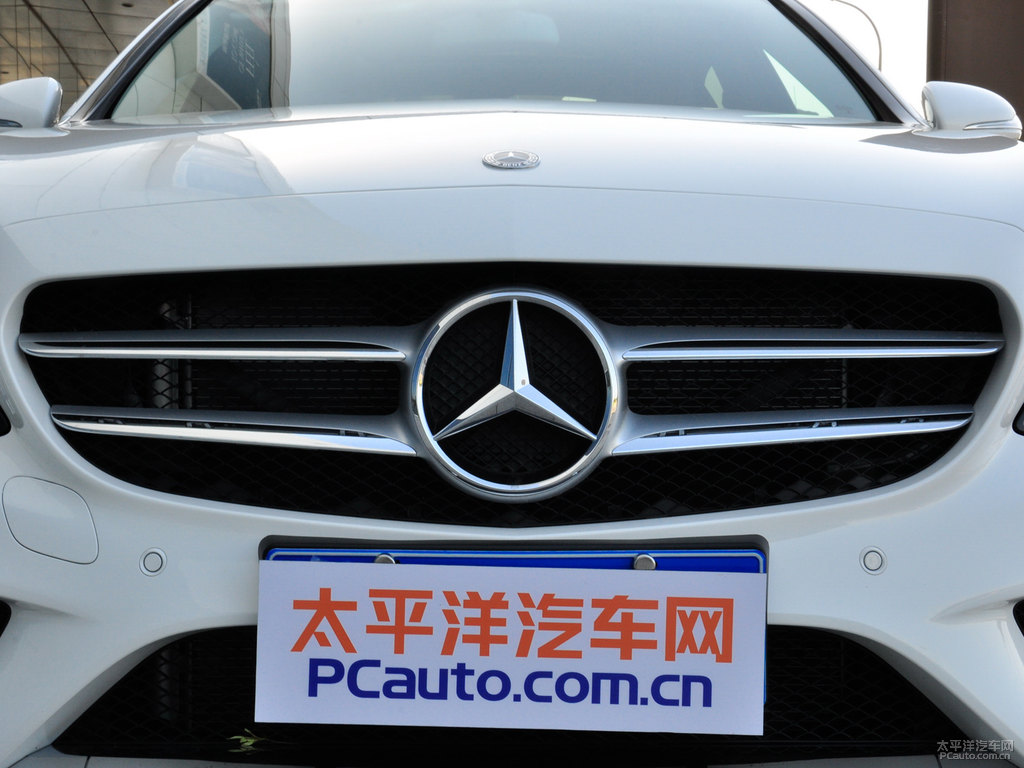 北極白奔馳C級車頭外觀圖片