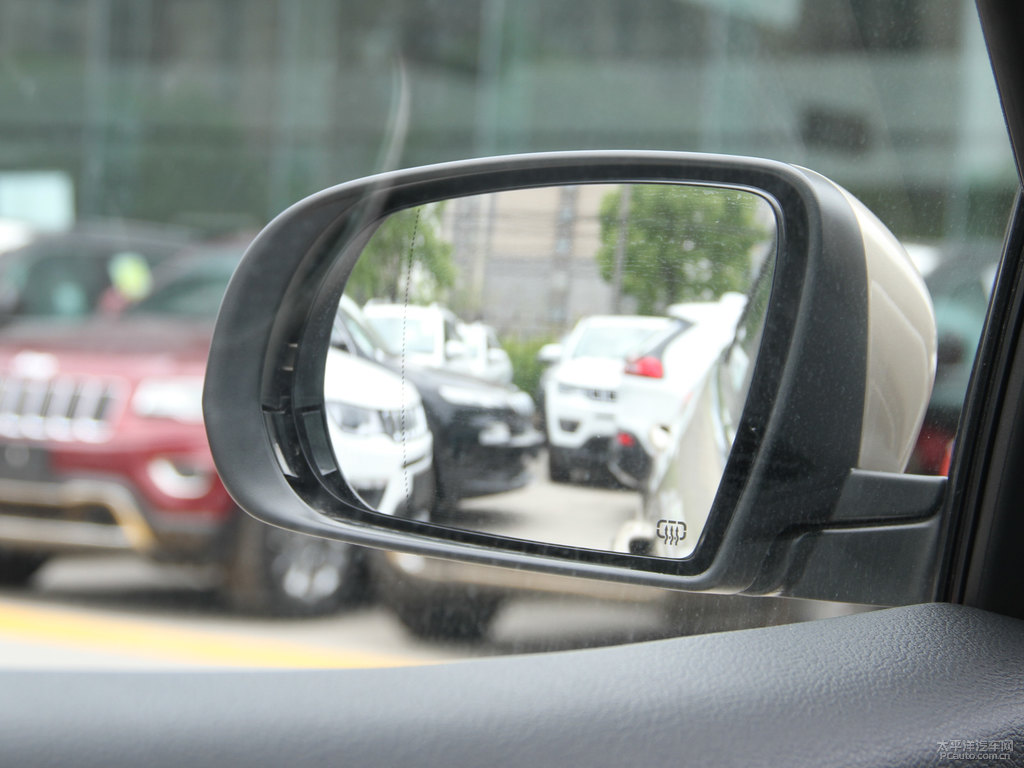 流沙金自由光車身外觀圖片