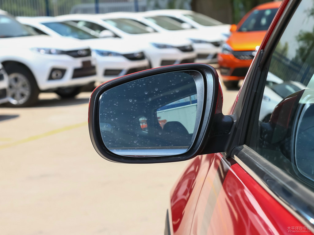 熔巖紅瑞虎7車身外觀圖片