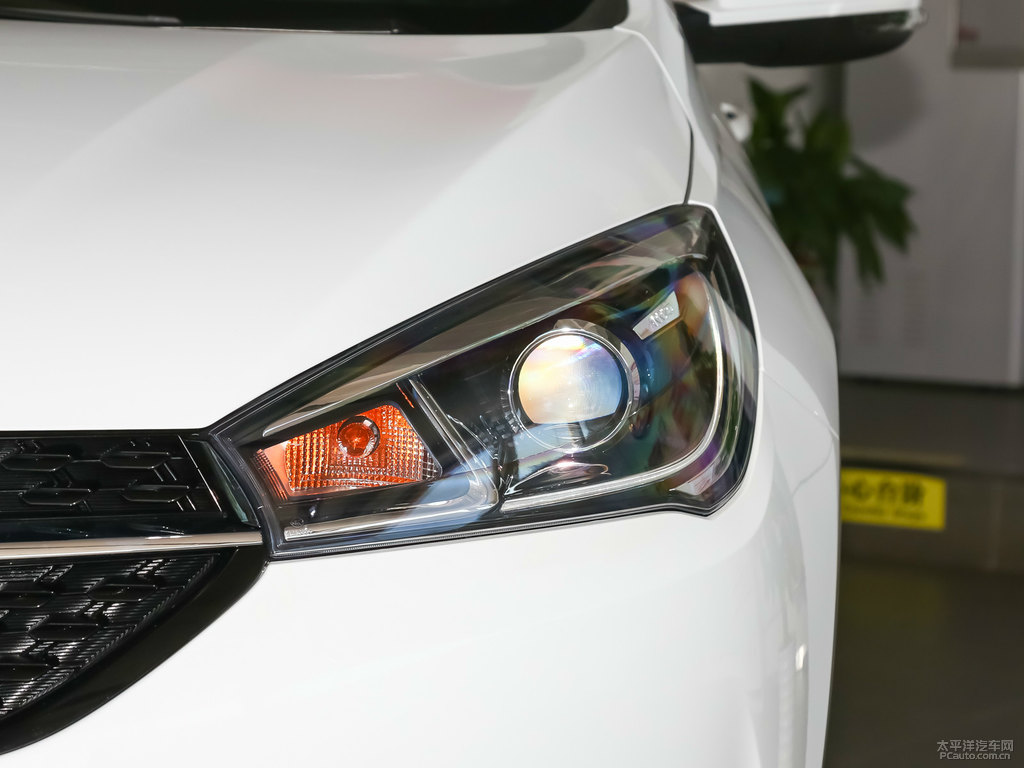 俊逸白艾瑞澤5車頭外觀圖片