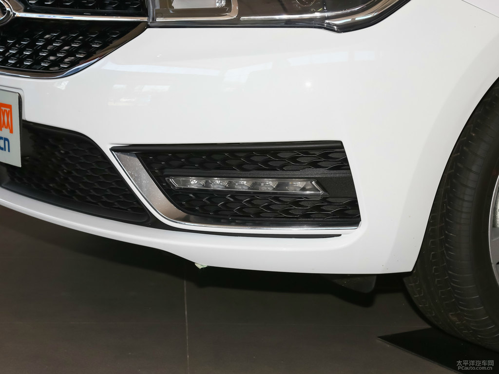 俊逸白艾瑞澤5車頭外觀圖片