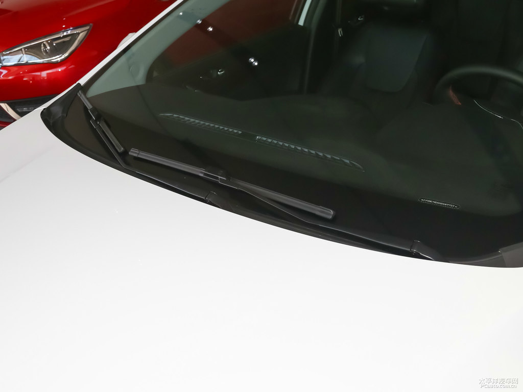 俊逸白艾瑞澤5車身外觀圖片