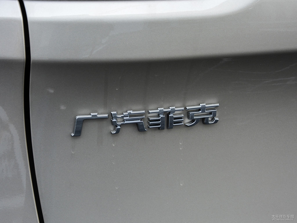 流沙金自由光車尾外觀圖片