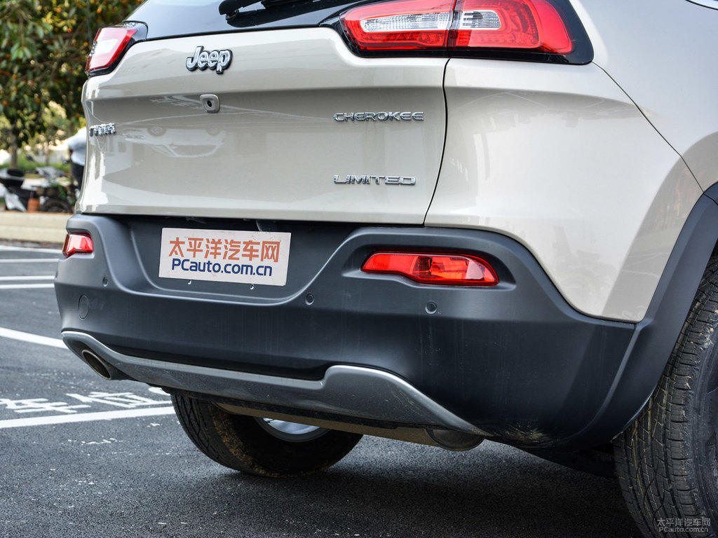 流沙金自由光車尾外觀圖片