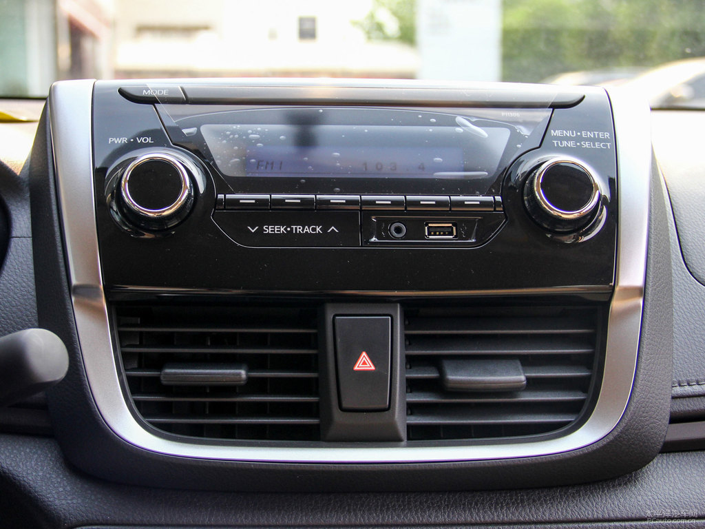 水晶銀YARiS L 致享中控內(nèi)飾圖片