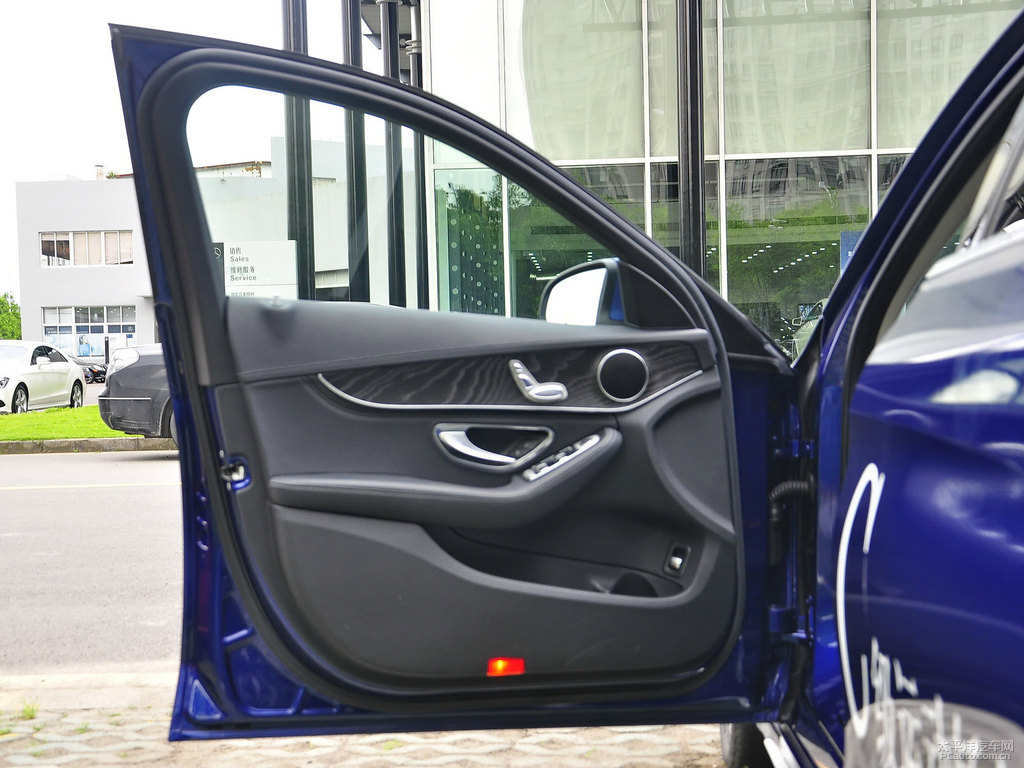 寶石藍(lán)奔馳C級車廂內(nèi)飾圖片