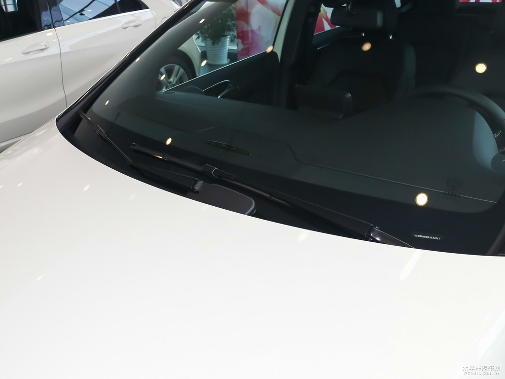 卷云白奔馳B級車身外觀圖片