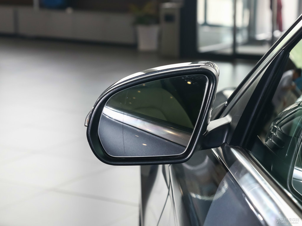 月光石灰奔馳C級車身外觀圖片
