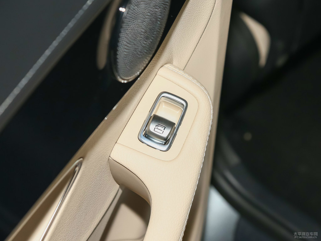 月光石灰奔馳C級(jí)車廂內(nèi)飾圖片