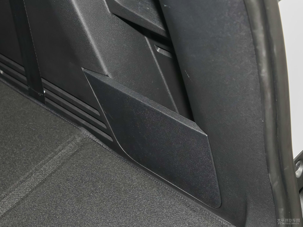 珠光白標致5008后備廂空間圖片