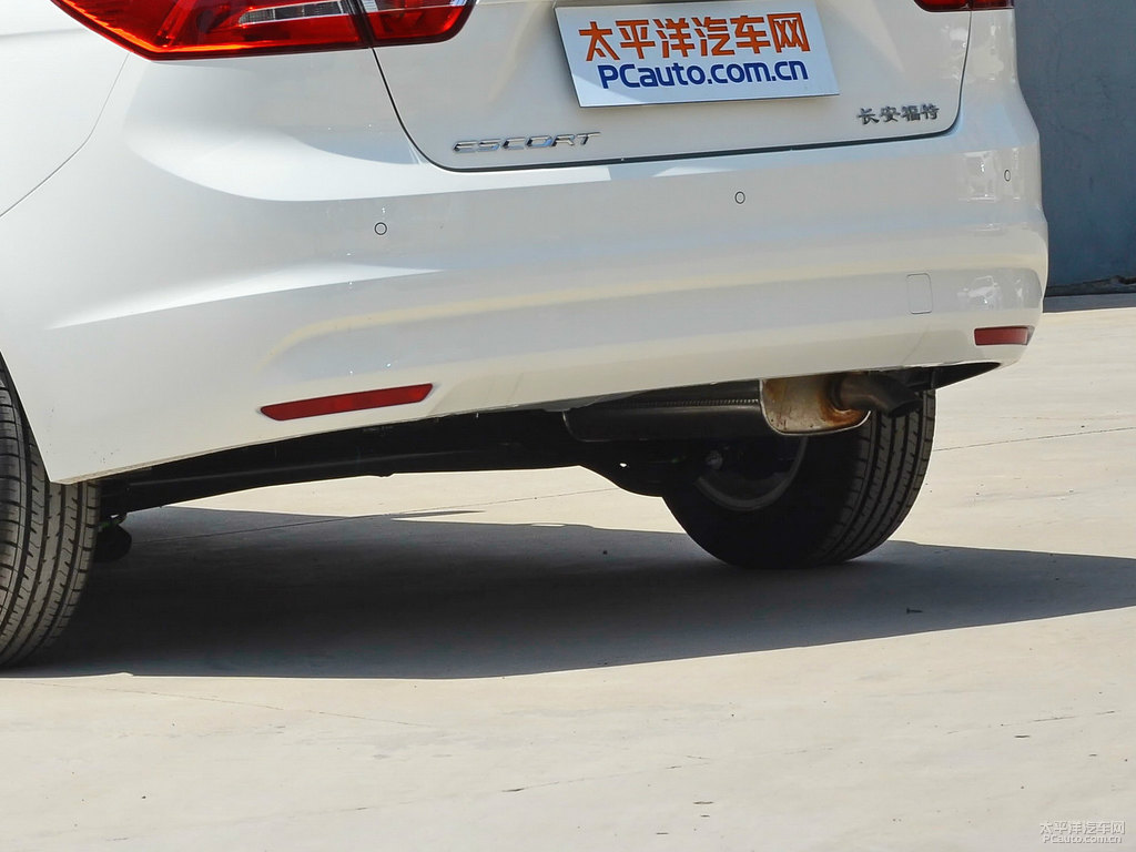 珍珠白福睿斯車尾外觀圖片