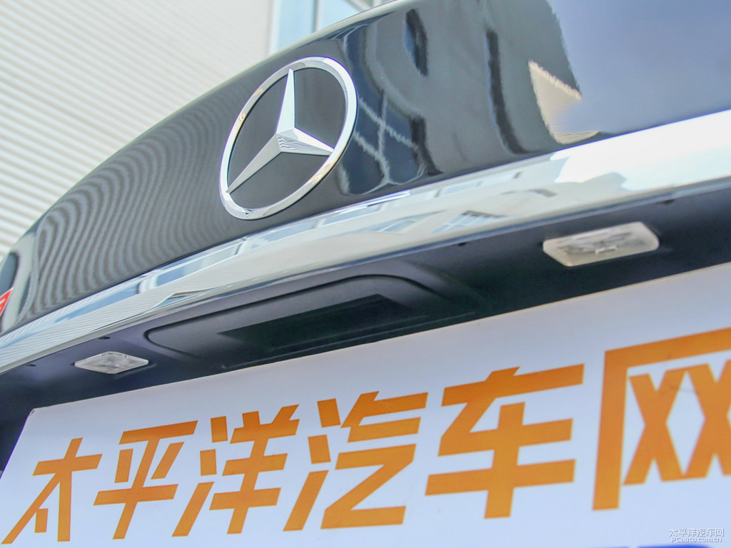 曜巖黑奔馳C級(jí)車尾外觀圖片