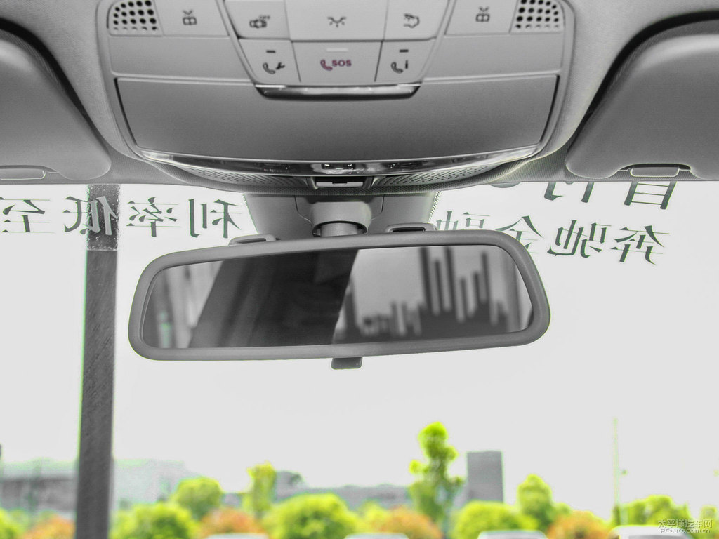 曜巖黑奔馳C級(jí)車(chē)廂內(nèi)飾圖片