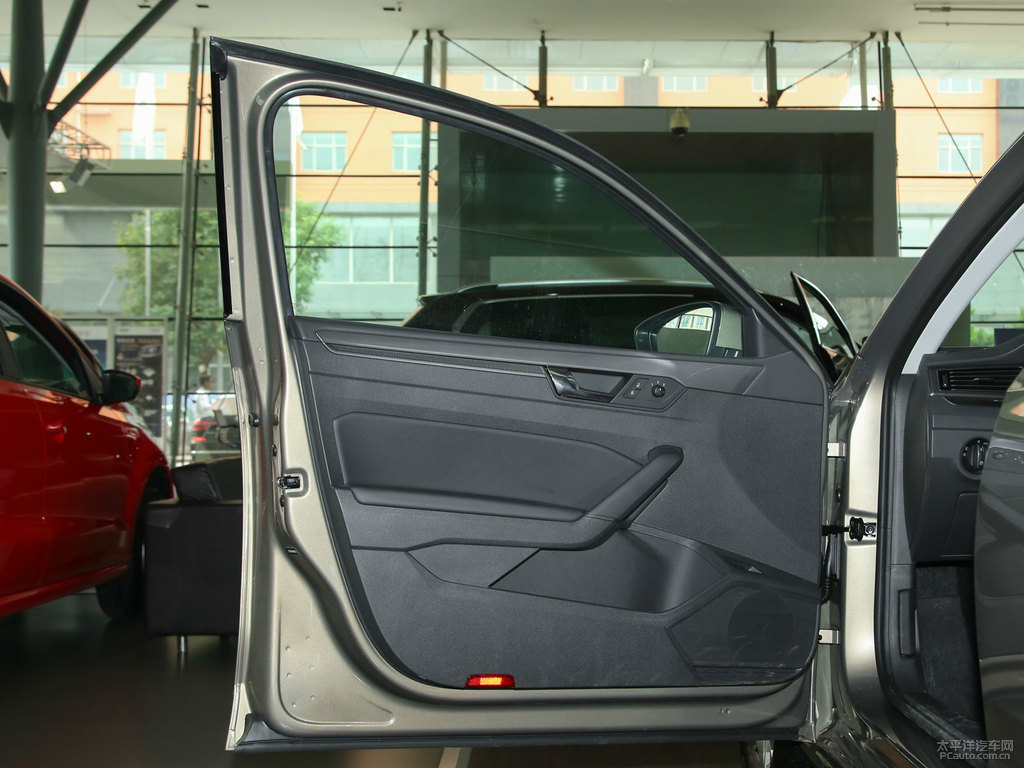 釉金帕薩特車廂內(nèi)飾圖片