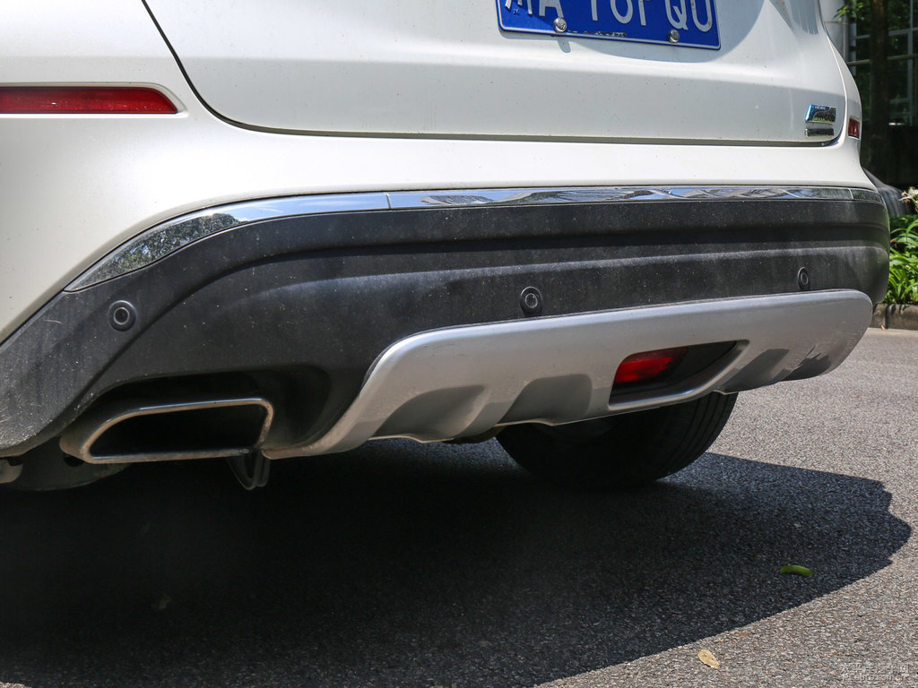 珠光白樓蘭車尾外觀圖片