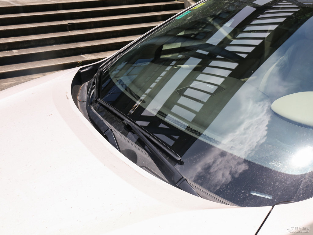 珠光白樓蘭車身外觀圖片
