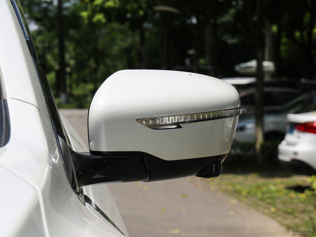 珠光白樓蘭車身外觀圖片