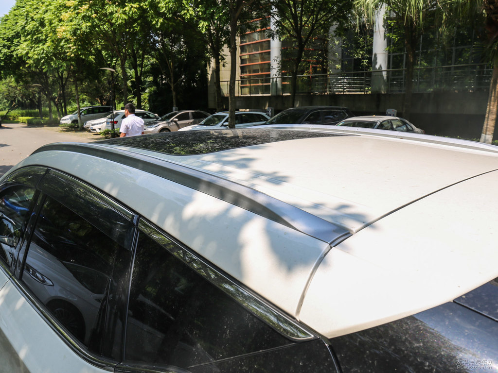 珠光白樓蘭車身外觀圖片