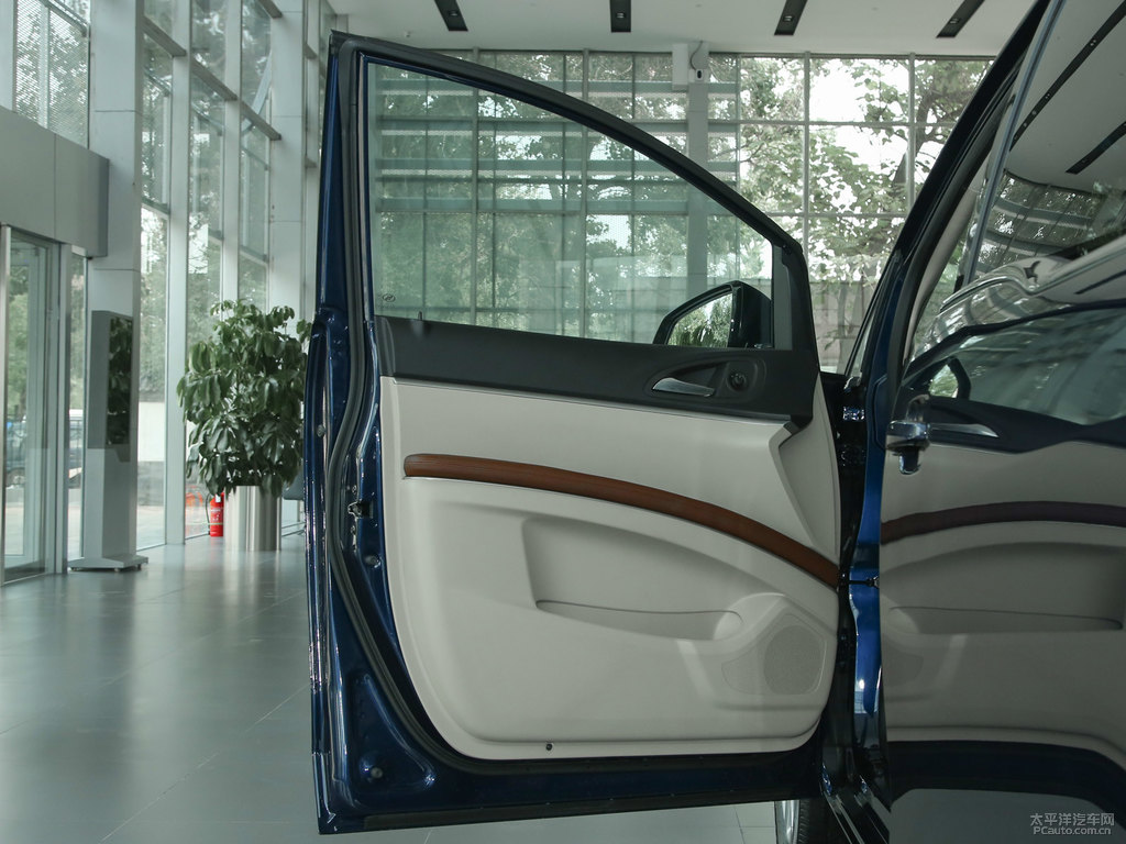 玉瓷青別克GL8車廂內(nèi)飾圖片