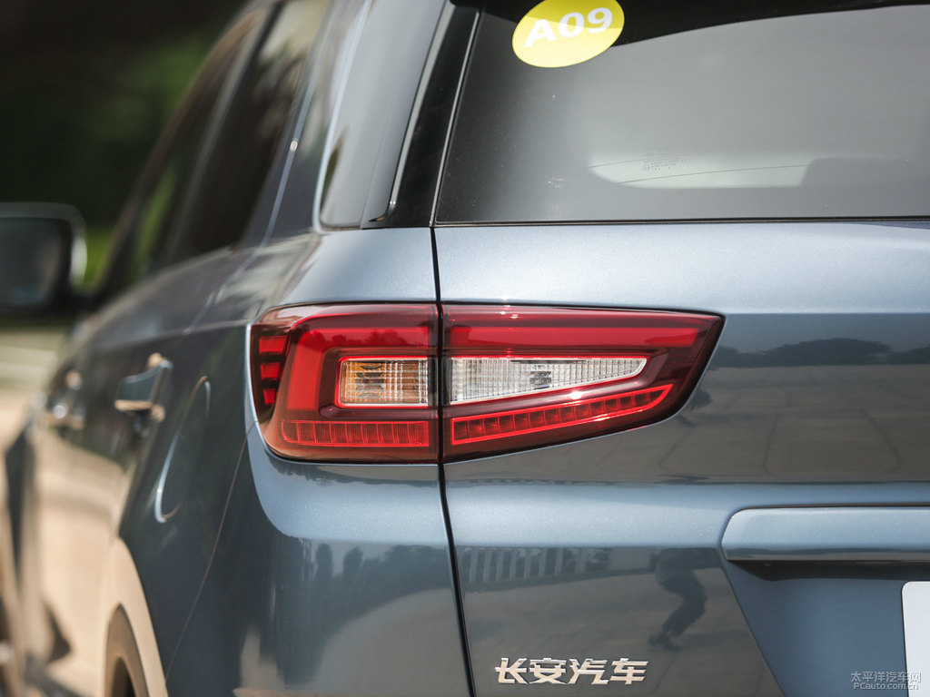 繁星藍長安CS55車尾外觀圖片