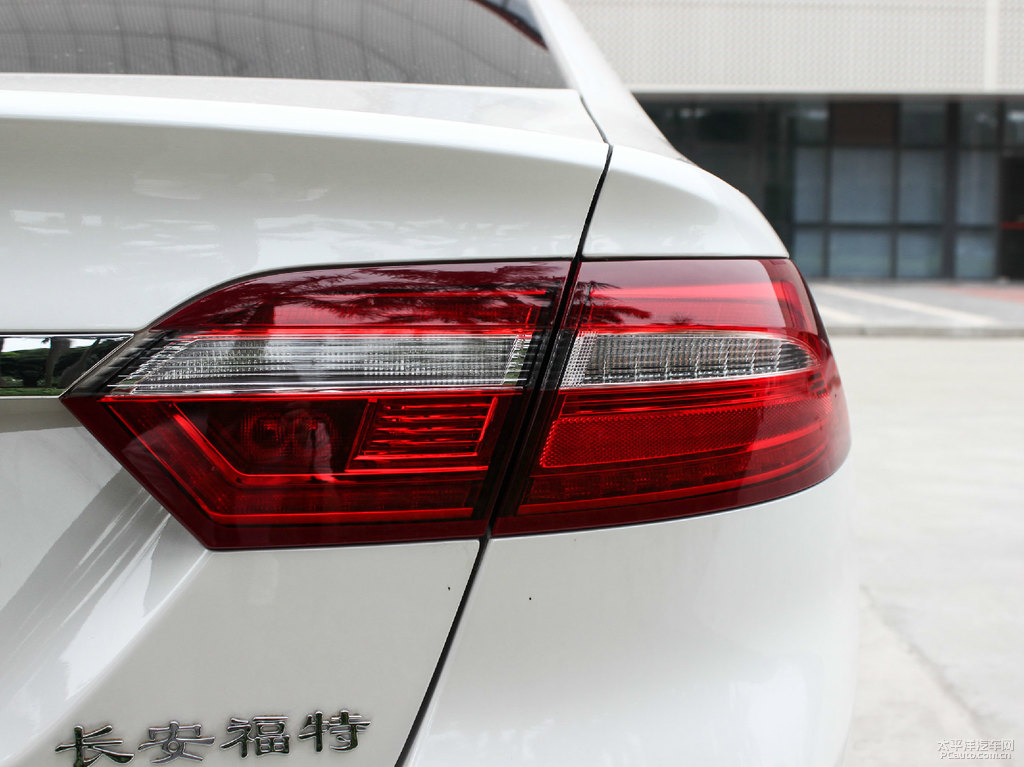 鉑鉆白金牛座車尾外觀圖片