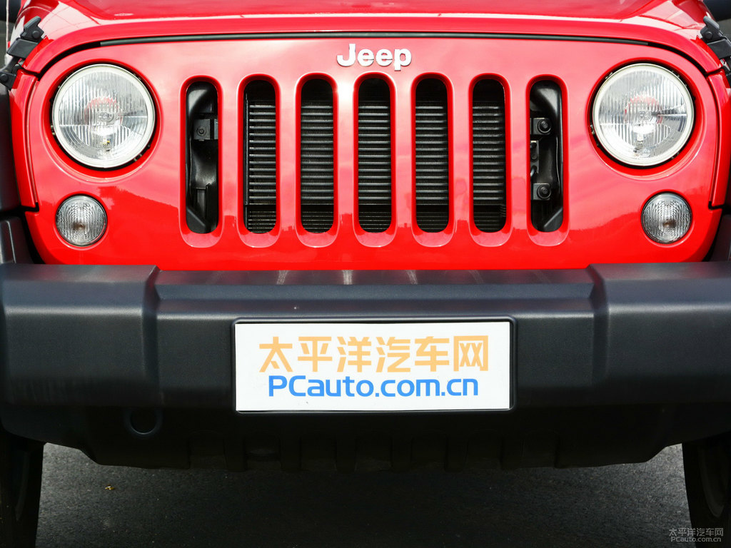 熔巖紅牧馬人車頭外觀圖片