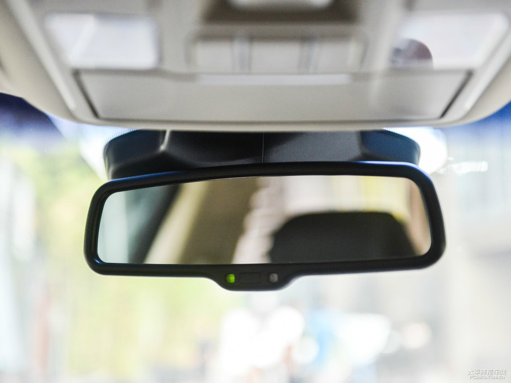 紫銅棕博瑞車廂內(nèi)飾圖片