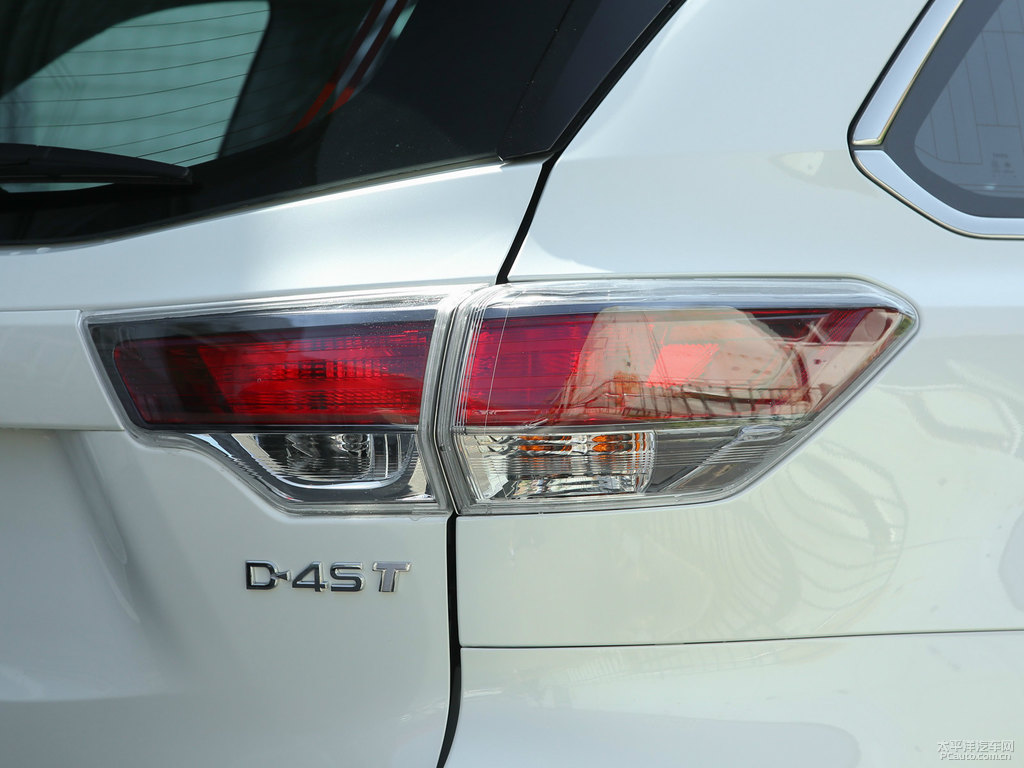 珍珠白漢蘭達(dá)車尾外觀圖片