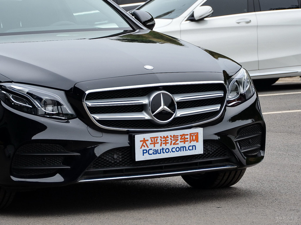 曜巖黑奔馳E級(jí)車頭外觀圖片