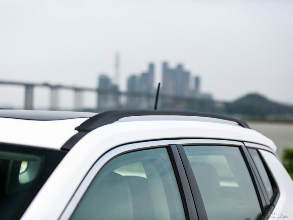 皓白色指南者車身外觀圖片