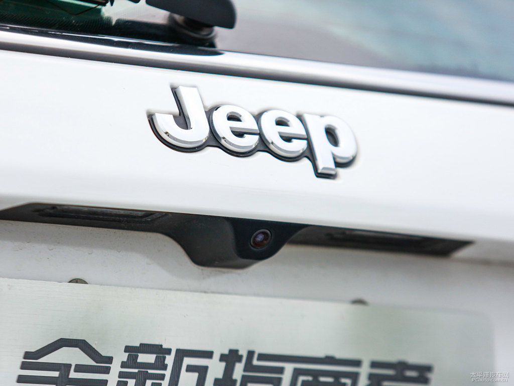 皓白色指南者車(chē)尾外觀圖片