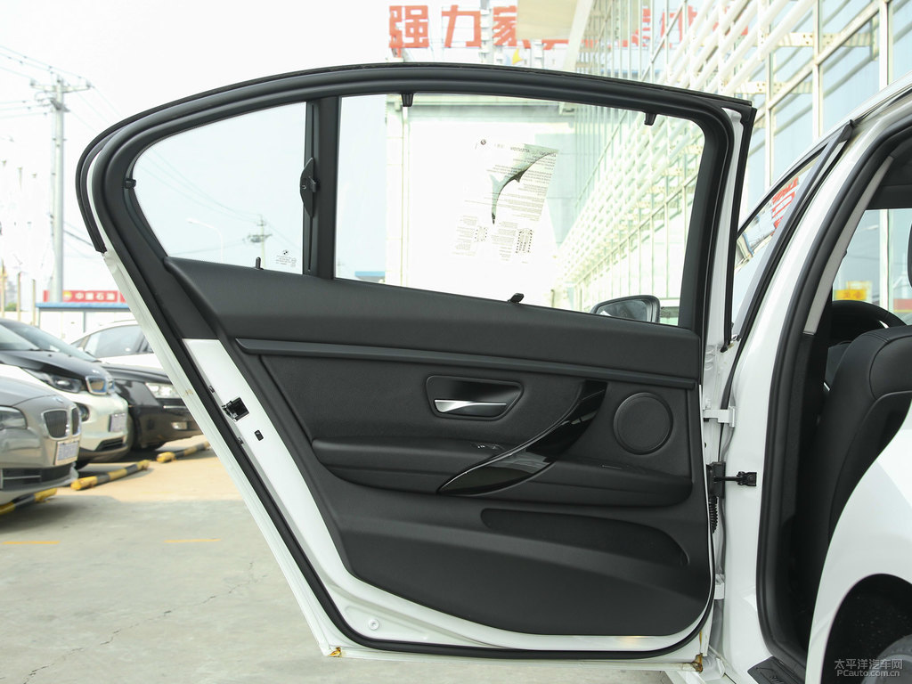 雪山白寶馬3系車(chē)廂內(nèi)飾圖片