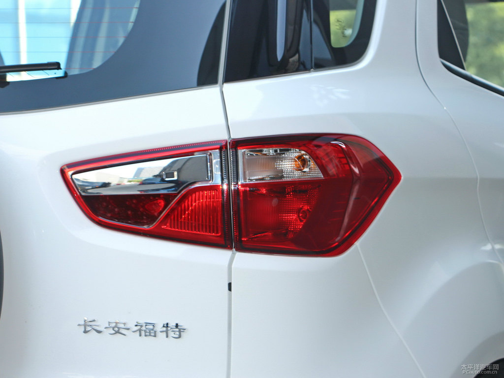 典雅白翼搏車尾外觀圖片
