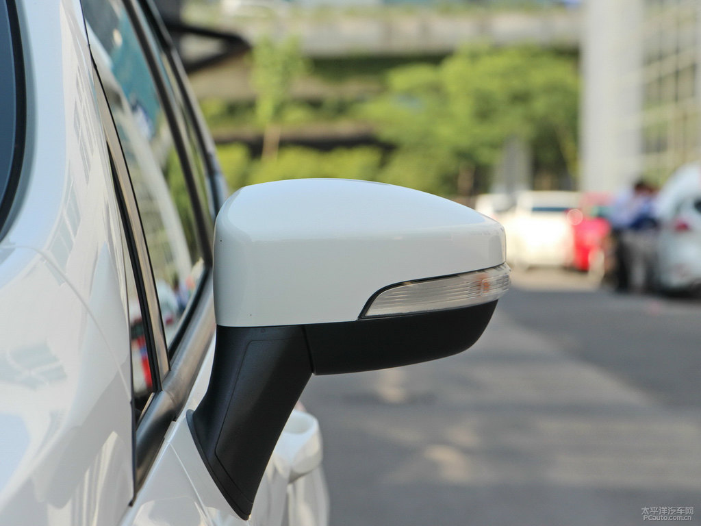 典雅白翼搏車身外觀圖片