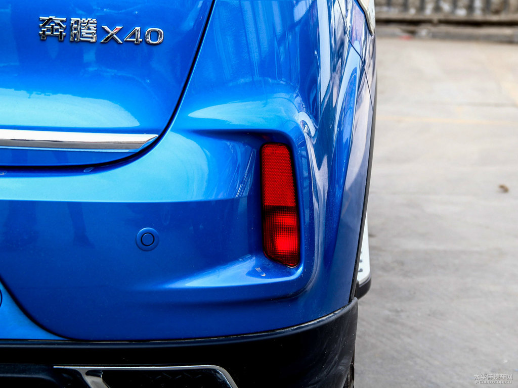 炫動藍(lán)奔騰X40車尾外觀圖片