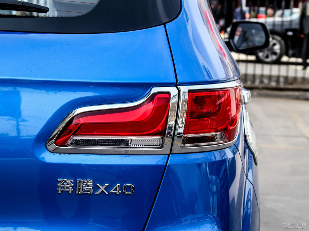 炫動藍奔騰X40車尾外觀圖片