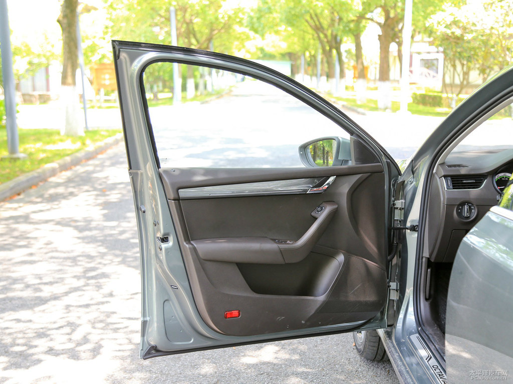 潮流灰明銳車廂內(nèi)飾圖片