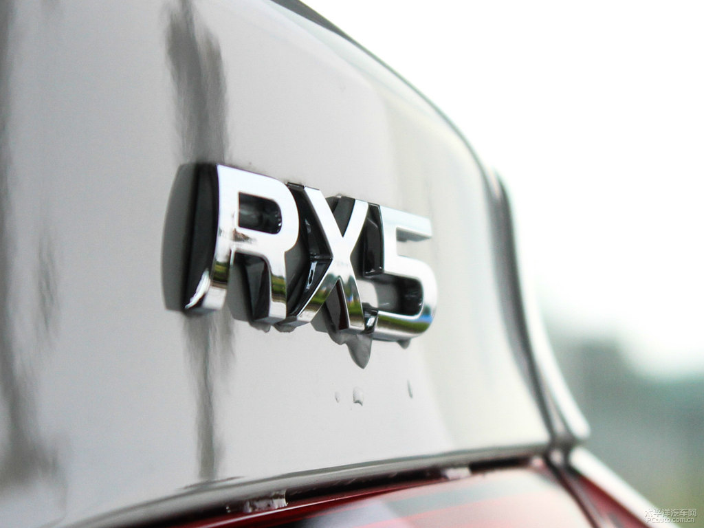 典雅白榮威RX5車尾外觀圖片