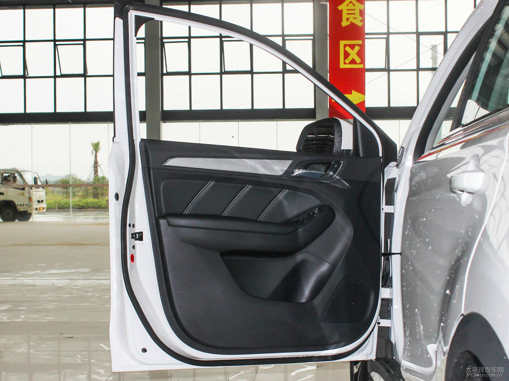 典雅白榮威RX5車廂內(nèi)飾圖片