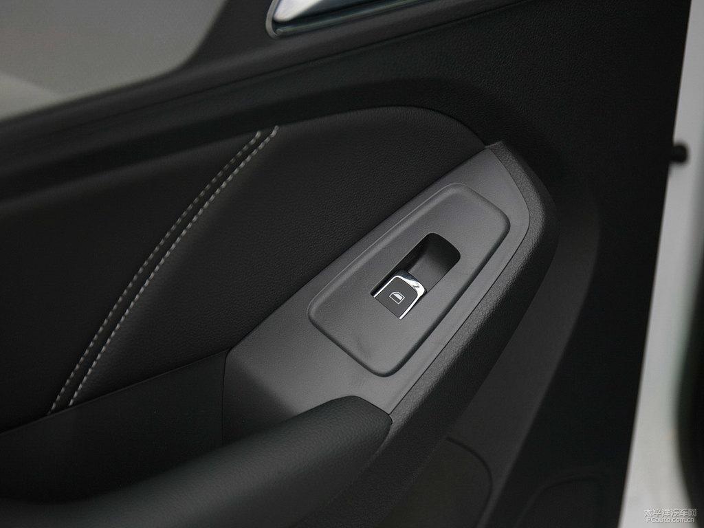典雅白榮威RX5車廂內(nèi)飾圖片
