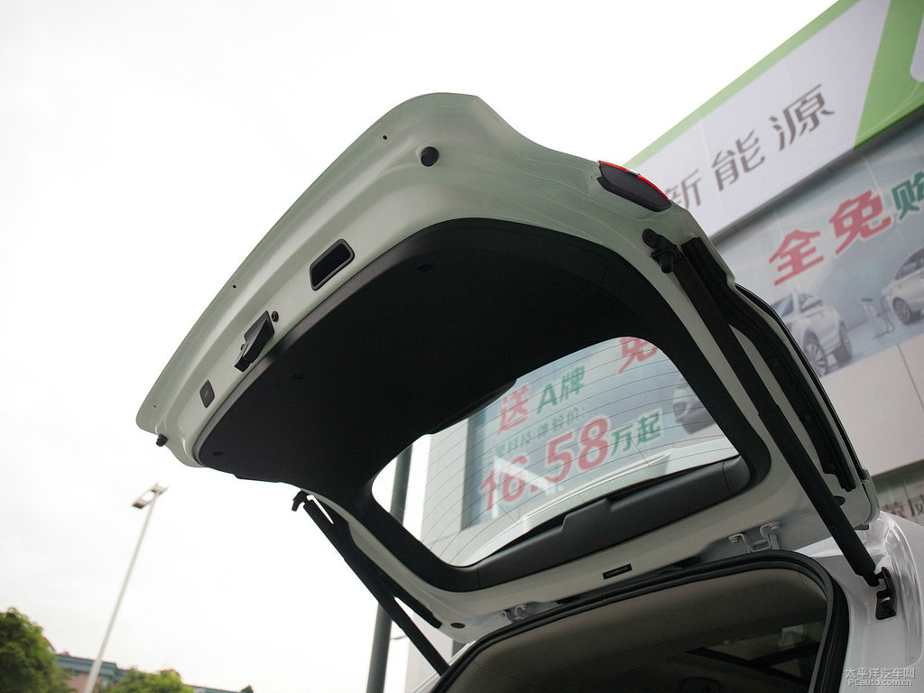 典雅白榮威RX5后備廂空間圖片