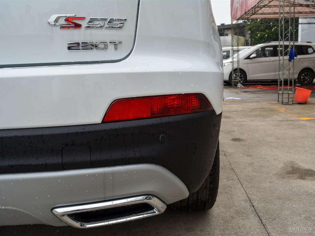 月光白長(zhǎng)安CS55車(chē)尾外觀圖片