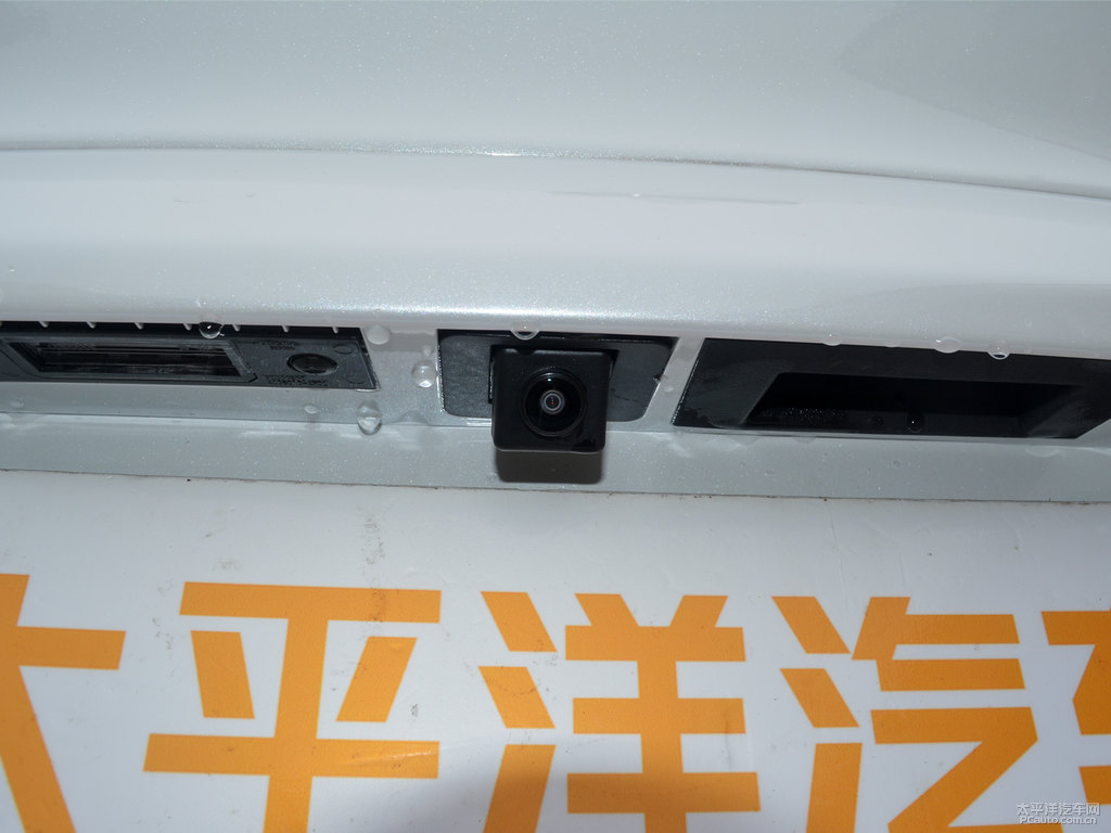 月光白長(zhǎng)安CS55車尾外觀圖片